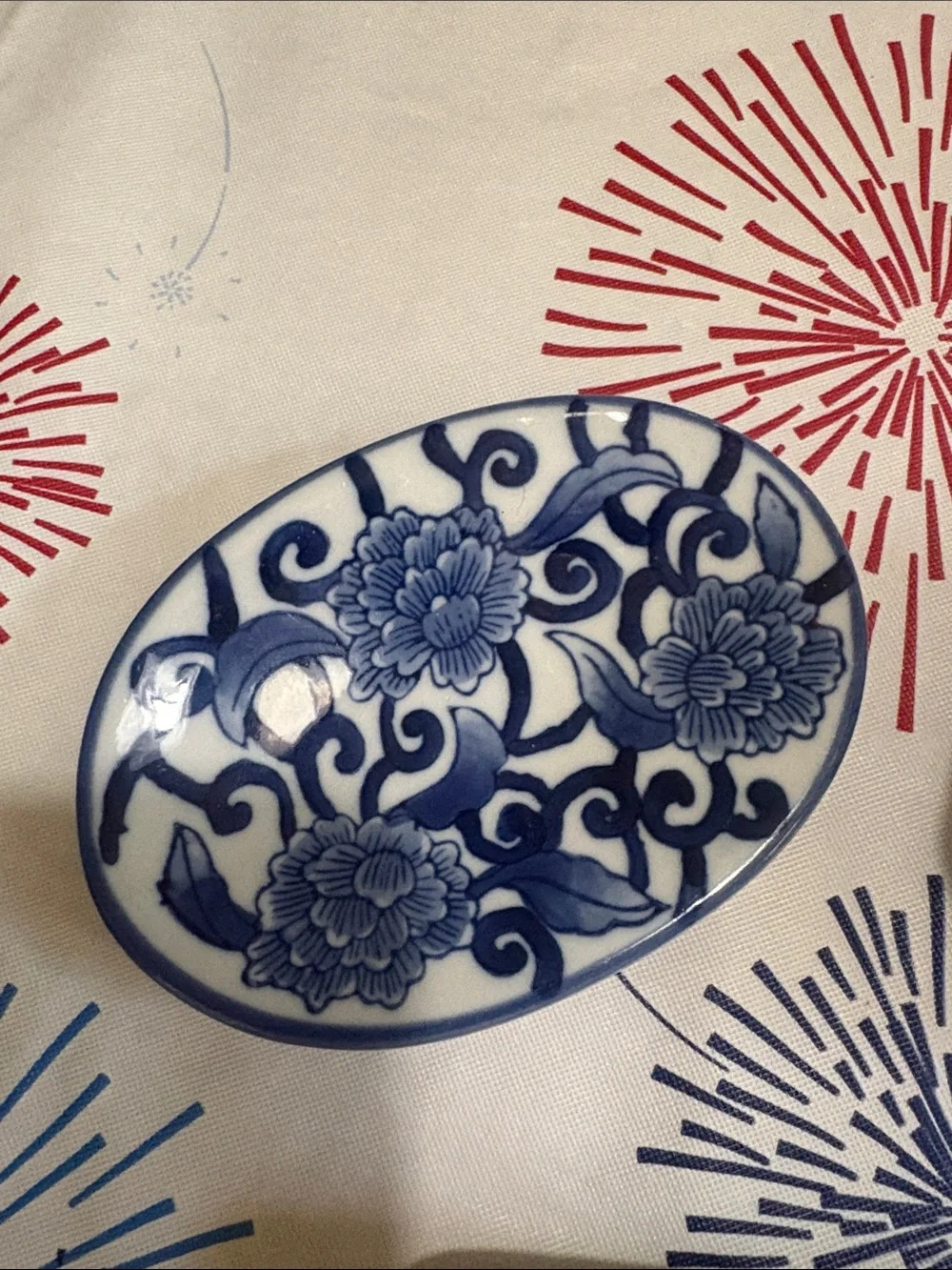 VARIOUS BLUE AND WHITE BATHROOM ACCESSORIES